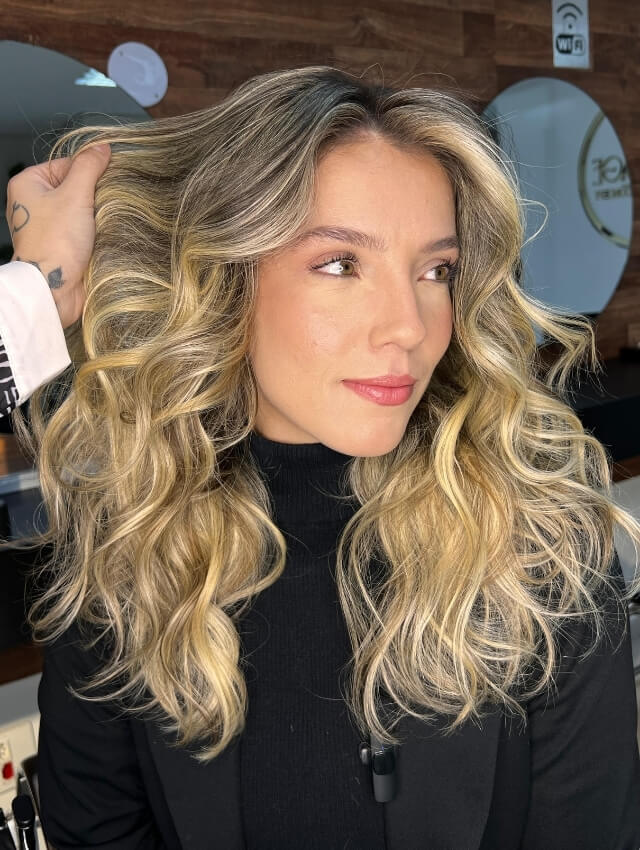 Resultado loiro cacheado volumoso - Cliente Myrage Beauty Concept