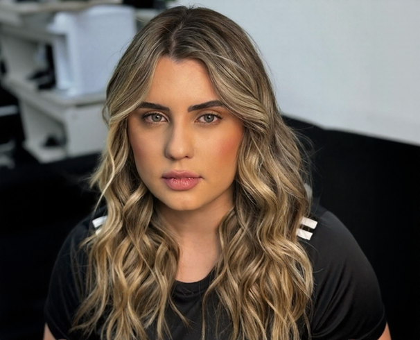 Resultado de tratamento reconstrutivo para cabelos loiros no Myrage Beauty Concept
